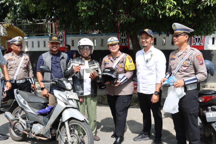 Polres Pematangsiantar melalui Satuan Lalulintas (Sat Lantas) melaksanakan Operasi Gabungan Kepatuhan Pajak Kendaraan Bermotor, di Jl. Merdeka, depan SMP Negeri 1, Kelurahan Pahlawan, Kecamatan Siantar Timur, Kota Pematangsiantar.