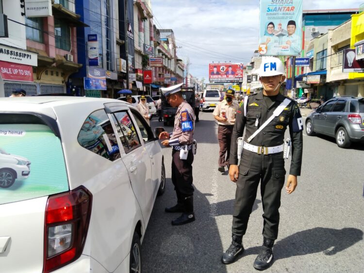 Polres Pematangsiantar melalui Satuan Lalulintas (Sat Lantas) melaksanakan Operasi Gabungan Kepatuhan Pajak Kendaraan Bermotor, di Jalan Sutomo, tepat di depan Ramayana, Kelurahan Pahlawan, Kecamatan Siantar Timur, Kota Pematangsiantar.