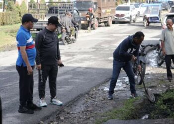 Pjs. Bupati Pakpak Bharat, Dr. Naslindo Sirait, memimpin gotong royong di Kota Salak dan sekitarnya, Jumat (01/11/2024).