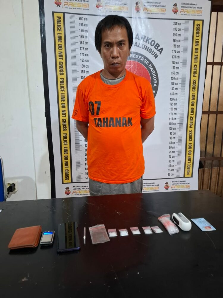 Foto pelaku yang diamankan Satuan Narkoba Polres Simalungun.