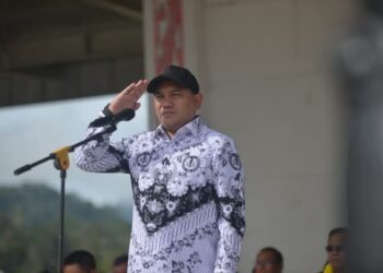 Bupati Pakpak Bharat, Franc Bernhard Tumanggor memimpin upacara peringatan HUT PGRI dan Hari Guru Nasional Tahun 2024 tingkat Kabupaten Pakpak Bharat, di Lapangan Kasean Banurea, Napasengkut Salak, Senin (25/11/2024) lalu.