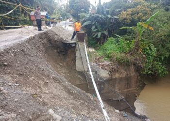 Kapolsek Tanah Jawa, Kompol Asmon Bufitra, SH, MH, pimpin patroli dialogis, di jalur longsor, di Huta V Suhi Nagodang, Nagori Tanjung Pasir, Kecamatan Tanah Jawa, pada Minggu (17/11/2024).