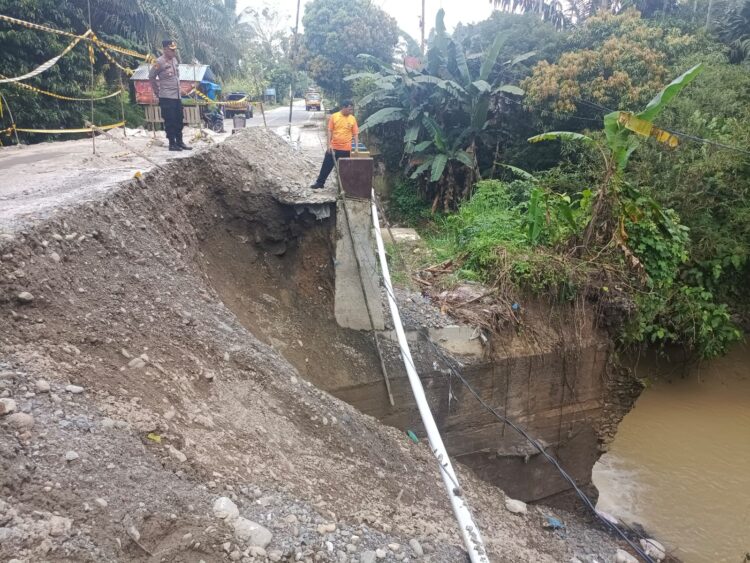 Kapolsek Tanah Jawa, Kompol Asmon Bufitra, SH, MH, pimpin patroli dialogis, di jalur longsor, di Huta V Suhi Nagodang, Nagori Tanjung Pasir, Kecamatan Tanah Jawa, pada Minggu (17/11/2024).