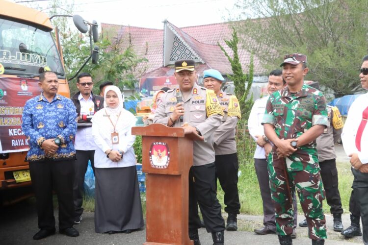 Kapolres Simalungun, AKBP Choky Sentosa Meliala, S.I.K., S.H., M.H, menghadiri pendistribusian logistik Pilkada tahun 2024 dari Gudang Komisi Pemilihan Umum (KPU) Kabupaten Simalungun menuju Kecamatan se-Kabupaten Simalungun.