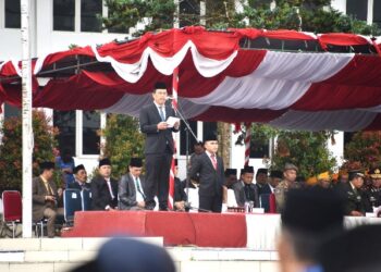 Suasana upacara peringatan Hari Pahlawan Tahun 2024 di Kabupaten Humbang Hasundutan (Humbahas) dengan mengusung tema "Teladani Pahlawanmu, Cintai Negerimu", pada Minggu (10/11/2024), di halaman Kantor Bupati Humbang Hasundutan.