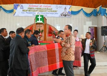 Bupati Humbahas, Dosmar Banjarnahor, S.E, hadiri Pesta Pembangunan HKBP Hutasoit Resort Hutasoit Distrik III Humbang, di Desa Hutasoit I, Kecamatan Lintongnihuta, Minggu (3/11/2024).