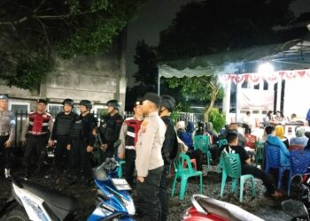 Samapta Polres Pematangsiantar bersama BKO Brimob Poldasu mengadakan patroli mobile, sambangi Panitia Pemungutan Kecamatan (PPK) yang saat ini sedang melakukan rekapitulasi dan perhitungan suara hasil Pilkada 2024, di wilayah Kota Pematangsiantar.