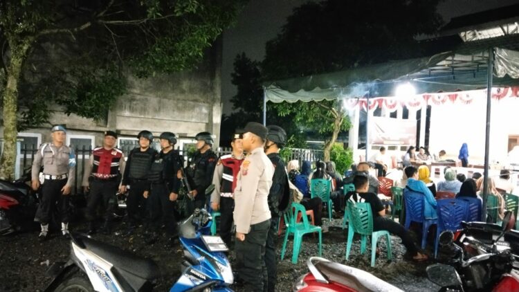 Samapta Polres Pematangsiantar bersama BKO Brimob Poldasu mengadakan patroli mobile, sambangi Panitia Pemungutan Kecamatan (PPK) yang saat ini sedang melakukan rekapitulasi dan perhitungan suara hasil Pilkada 2024, di wilayah Kota Pematangsiantar.