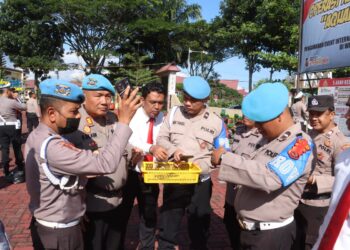 Polres Simalungun mendadak periksa handphone seluruh personel, pada hari Senin (11/11/2024), pukul 10.00 WIB, di Lapangan Upacara Mako Polres Simalungun, Jalan Jon Horailam Saragih, Pematang Raya, Kabupaten Simalungun.