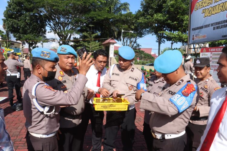 Polres Simalungun mendadak periksa handphone seluruh personel, pada hari Senin (11/11/2024), pukul 10.00 WIB, di Lapangan Upacara Mako Polres Simalungun, Jalan Jon Horailam Saragih, Pematang Raya, Kabupaten Simalungun.