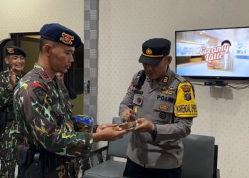 Surprise dari Polres Pematangsiantar berupa kue ulang tahun, diberikan ke Mako Kompi 2 Yon B Sat Brimob Polda Sumut Pematangsiantar, di Jl. Ahmad Yani, Kelurahan Asuhan, Kecamatan Siantar Timur, pada Kamis (14/11/2024) sore, pukul 17.00 WIB.