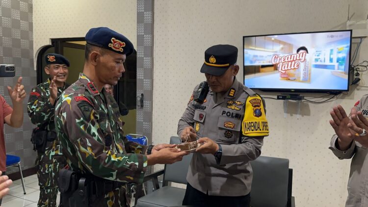 Surprise dari Polres Pematangsiantar berupa kue ulang tahun, diberikan ke Mako Kompi 2 Yon B Sat Brimob Polda Sumut Pematangsiantar, di Jl. Ahmad Yani, Kelurahan Asuhan, Kecamatan Siantar Timur, pada Kamis (14/11/2024) sore, pukul 17.00 WIB.