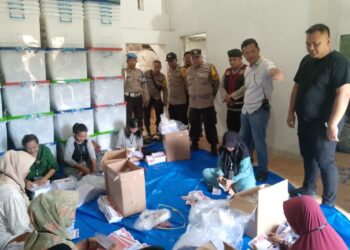 Polres Pematangsiantar intensifkan pengamanan di kantor KPU dan Gudang Logistik KPU Kota Pematangsiantar, Selasa (05/11/2024).