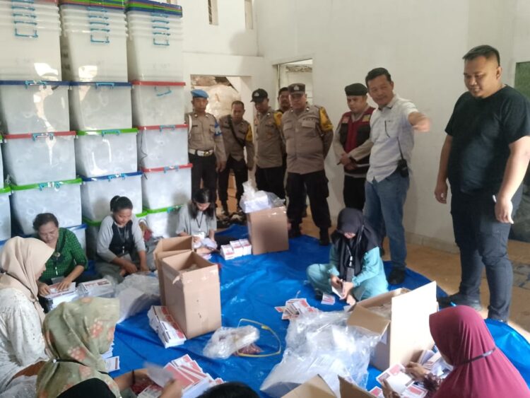 Polres Pematangsiantar intensifkan pengamanan di kantor KPU dan Gudang Logistik KPU Kota Pematangsiantar, Selasa (05/11/2024).