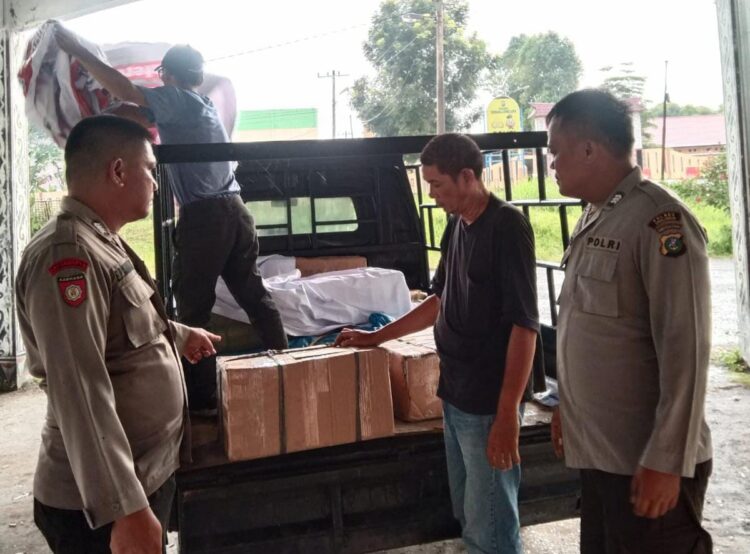 Polres Simalungun di bawah koordinasi Polda Sumatera Utara melakukan pengamanan ketat terhadap distribusi logistik pemilu di Kantor Komisi Pemilihan Umum (KPU) Kabupaten Simalungun.