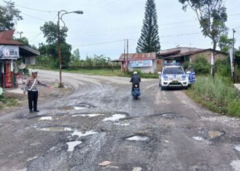 Sat Lantas Polres Pematangsiantar mensurvei jalan rusak atau berlubang dalam rangka persiapan Perataan Natal 2024 dan Tahun Baru (2025) di wilayah hukum Polres Pematangsiantar, pada Jumat pagi (8/11/2024), sekitar pukul : 09.30 WIB.
