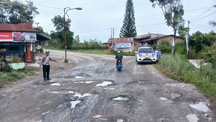 Sat Lantas Polres Pematangsiantar mensurvei jalan rusak atau berlubang dalam rangka persiapan Perataan Natal 2024 dan Tahun Baru (2025) di wilayah hukum Polres Pematangsiantar, pada Jumat pagi (8/11/2024), sekitar pukul : 09.30 WIB.