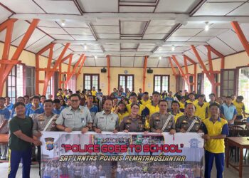 Kasat Lantas Polres Pematangsiantar, AKP Gabriellah A. Gultom SIK, MH, bersama Kepala Jasa Raharja Pematangsiantar, Mangatas Aji, melaksanakan sosialiasi tertib berlalulintas di SMA Negeri 4 Pematangsiantar, Jumat (29/11/2024), pukul 09.00 WIB.