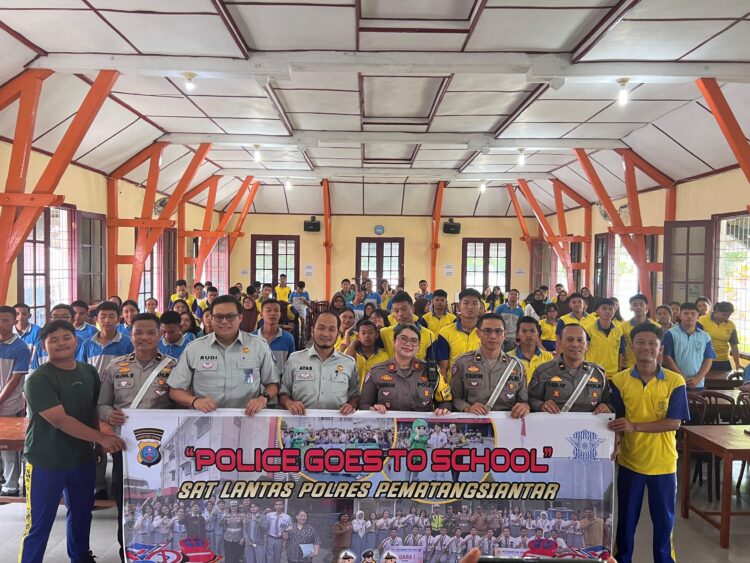 Kasat Lantas Polres Pematangsiantar, AKP Gabriellah A. Gultom SIK, MH, bersama Kepala Jasa Raharja Pematangsiantar, Mangatas Aji, melaksanakan sosialiasi tertib berlalulintas di SMA Negeri 4 Pematangsiantar, Jumat (29/11/2024), pukul 09.00 WIB.