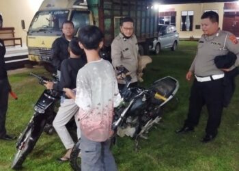 Polsek Tanah Jawa saat melaksanakan patroli di wilayah hukum Polsek Tanah Jawa.