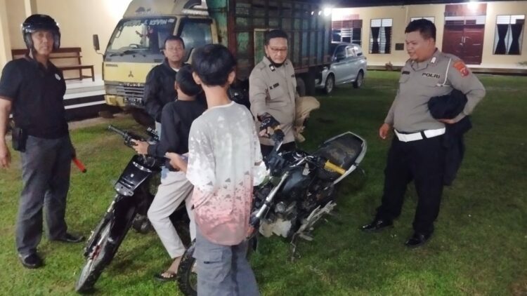 Polsek Tanah Jawa saat melaksanakan patroli di wilayah hukum Polsek Tanah Jawa.