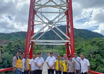 Pjs. Bupati Pakpak Bharat, Dr. Naslindo Sirait, menghadiri serah terima hibah BUMN yaitu Jembatan Gantung Cubancer, di Kecamatan Sitellu Tali Urang Jehe dari Kementerian PUPR RI, Rabu (30/10/2024) lalu.