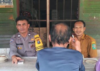 Bhabinkamtibmas Polsek Dolok Pardamean, Aiptu W. Simatupang, melaksanakan sosialisasi bahaya judi online, di warung kopi milik Bapak S. Sipayung, Nagori Bayu, Kecamatan Dolok Pardamean, Kabupaten Simalungun.