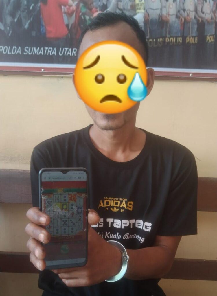 Foto pelaku memperlihatkan judi online.