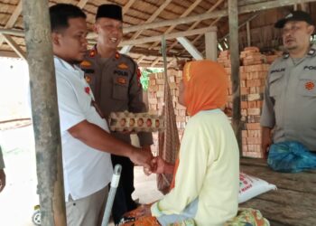 Kapolsek Tanah Jawa, Kompol Asmon Bufitra, SH., MH, bersama timnya, melaksanakan program Jumat Berkah, pada 1 November 2024.