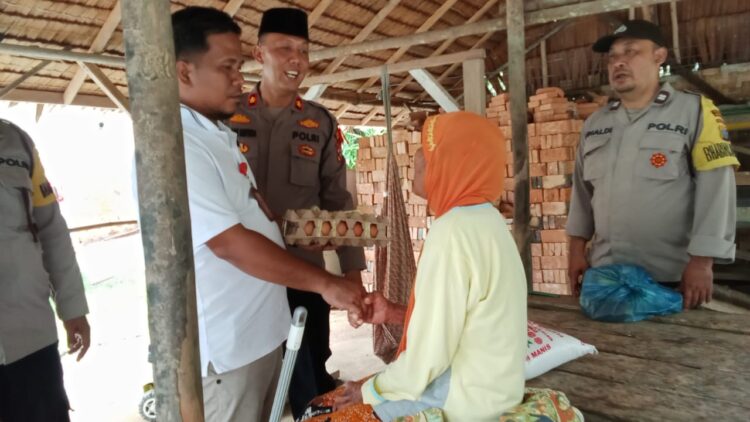 Kapolsek Tanah Jawa, Kompol Asmon Bufitra, SH., MH, bersama timnya, melaksanakan program Jumat Berkah, pada 1 November 2024.