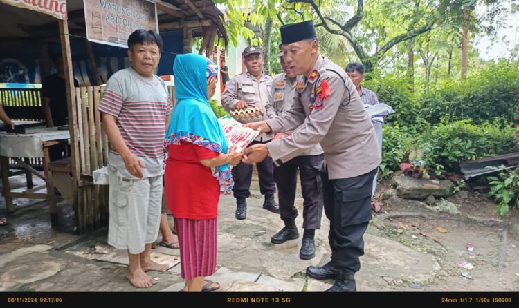 Polsek Tanah Jawa menggelar kegiatan sosial bertajuk "Jumat Berkah", di wilayah Nagori Balimbingan, Kecamatan Tanah Jawa, Kabupaten Simalungun.