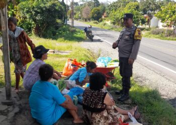 Bhabinkamtibmas Polsek Siantar Marihat, Bripka Johannes Siregar, sambangi warga di Jalan Parapat KM  6,5 Lumban Binanga, Kelurahan Simarimbun, Kecamatan Siantar Marimbun, Kota Pematangsiantar, pada Senin (11/11/2024), sekitar pukul : 11.30 WIB.