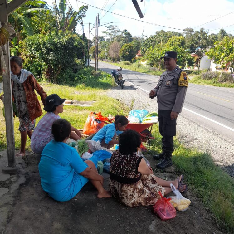 Bhabinkamtibmas Polsek Siantar Marihat, Bripka Johannes Siregar, sambangi warga di Jalan Parapat KM  6,5 Lumban Binanga, Kelurahan Simarimbun, Kecamatan Siantar Marimbun, Kota Pematangsiantar, pada Senin (11/11/2024), sekitar pukul : 11.30 WIB.