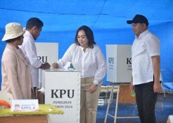 Bupati Pakpak Bharat, Franc Bernhard Tumanggor bersama istri, Ny. Juniatry Franc Bernhard Tumanggor, memberikan hak pilihnya.