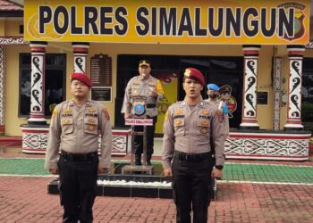 Polres Simalungun mengadakan upacara bendera bulanan, di lapangan apel Mako Polres Simalungun, Kabupaten Simalungun, pada Senin (4/11/2024).