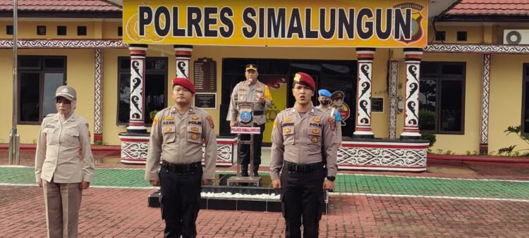 Polres Simalungun mengadakan upacara bendera bulanan, di lapangan apel Mako Polres Simalungun, Kabupaten Simalungun, pada Senin (4/11/2024).