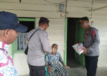 Polsek Tanah Jawa juga menunjukkan kepedulian terhadap masyarakat dengan melaksanakan program Minggu Kasih.