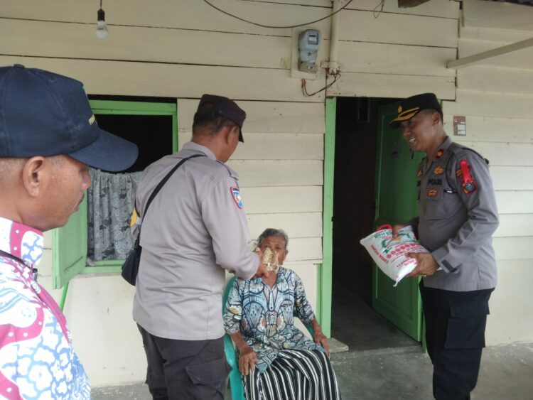 Polsek Tanah Jawa juga menunjukkan kepedulian terhadap masyarakat dengan melaksanakan program Minggu Kasih.