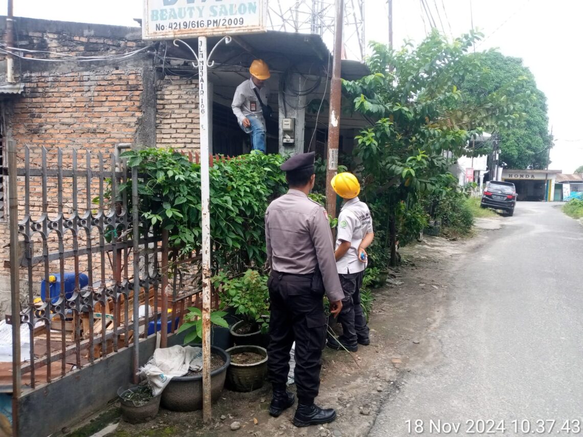 Personil Satuan Samapta Polres Pematangsianțar melaksanakan pengamanan objek vital, pada Senin (18/11/2024) pagi, pukul 10.00 WIB.