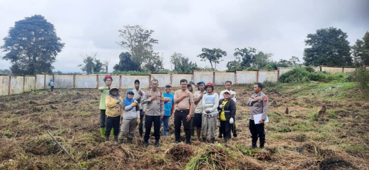 Polres Simalungun - Polda Sumatera Utara, mengadakan pembersihan dan peninjauan lahan ketahanan pangan, di depan kantor Satreskrim Polres Simalungun, pada Selasa (12/11/2024).