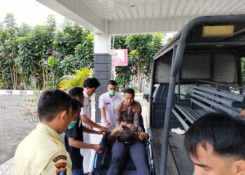 , Kapolsek Siantar Timur, IPTU Edy J.J. Manalu, S.H, M.H, memberikan respon cepat terhadap masyarakat korban kecelakaan lalu lintas dengan membantu membawa korban ke Rumah Sakit.