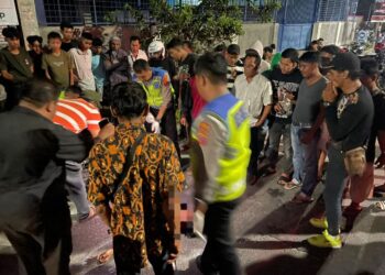 Sat Lantas Polres Pematangsiantar olah TKP Laka Lantas di depan eks Rumah Potong, di Jl. Melanthon Siregar, Kelurahan Karo, Kecamatan Siantar Selatan, Kota Pematangsiantar, pada Sabtu (16/11/2024), sekitar pukul 23.30 WIB.