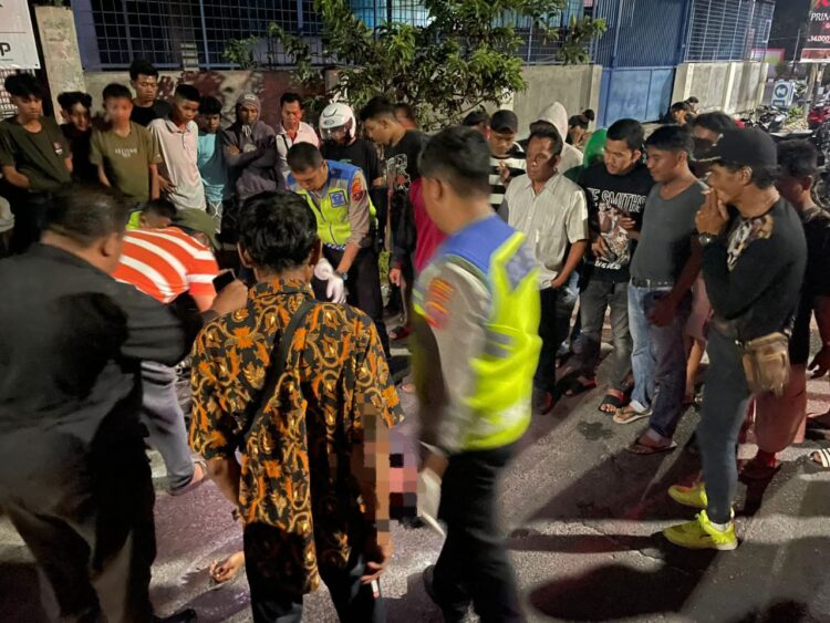 Sat Lantas Polres Pematangsiantar olah TKP Laka Lantas di depan eks Rumah Potong, di Jl. Melanthon Siregar, Kelurahan Karo, Kecamatan Siantar Selatan, Kota Pematangsiantar, pada Sabtu (16/11/2024), sekitar pukul 23.30 WIB.