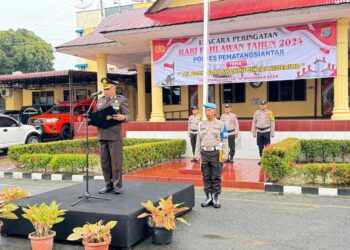 Wakapolres Pematangsiantar, AKBP Ahmad Wahyudi, pimpin upacara peringatan Hari Pahlawan Tahun 2024, di Lapangan Apel Mako Polres Pematangsiantar, Minggu (10/11/2024) pagi, pukul : 07.00 WIB.