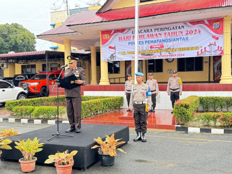 Wakapolres Pematangsiantar, AKBP Ahmad Wahyudi, pimpin upacara peringatan Hari Pahlawan Tahun 2024, di Lapangan Apel Mako Polres Pematangsiantar, Minggu (10/11/2024) pagi, pukul : 07.00 WIB.