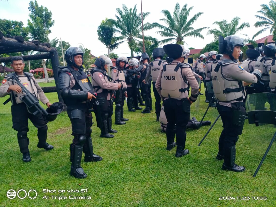 Sejumlah personil Polres Pematangsiantar mengikuti latihan pengendalian massa, di Sat Brimobda Sumut Batalyon B Tebing Tinggi, Sabtu (23/11/2024).