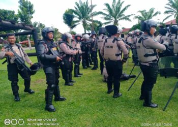 Sejumlah personil Polres Pematangsiantar mengikuti latihan pengendalian massa, di Sat Brimobda Sumut Batalyon B Tebing Tinggi, Sabtu (23/11/2024).