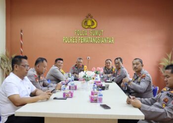 Wakapolres Pematangsiantar, AKBP Ahmad Wahyudi, mengikuti launching Gerakan Nasional Pangan Merah Putih menuju swasembada pangan berkelanjutan melalui zoom meeting, bertempat di Ruang Rupatama Polres Pematangsiantar, pada Rabu (6/11/2024) pagi, pukul :  09.00 WIB.