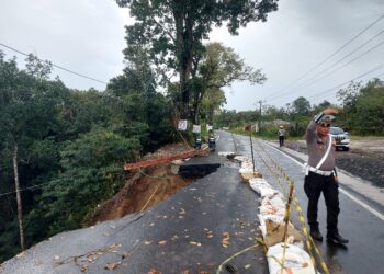 Sat Lantas Polres Simalungun melakukan pengamanan dan pengaturan lalu lintas, di lokasi longsor yang terjadi di Kilometer 19, jalan umum Pematangsiantar - Parapat. Longsor tersebut mengakibatkan setengah badan jalan tertutup material tanah.