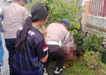Personil Polsek Siantar Selatan membantu evakuasi seorang laki - laki yang ditemukan kondisi luka - luka di pinggir jalan, depan Lapangan Basket SMA Swasta Bintang Timur, pada Minggu (10/11/2024) pagi, sekira pukul 06.50 WIB.